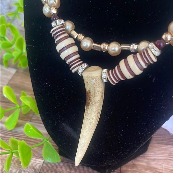 Elegant Gold and Cream Beaded Necklace - Picture 2 of 6